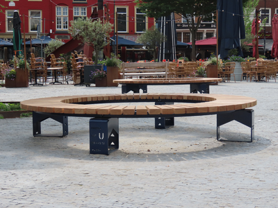 915030 Afbeelding van twee onlangs geplaatste ronde banken op de Neude te Utrecht, met in de stalen poten uitgefreesd ...